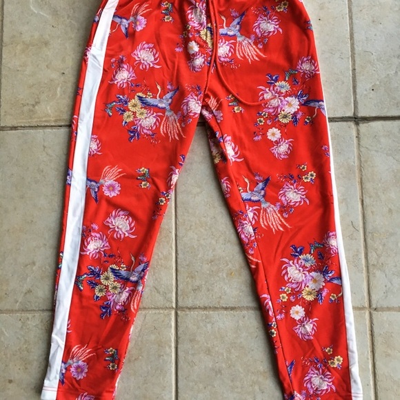 Red tracksuit pants with lining and bright print - Picture 4 of 4